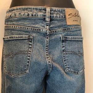 Silver jeans. Low rise with a fan detail on legs. Great stretch fabric.